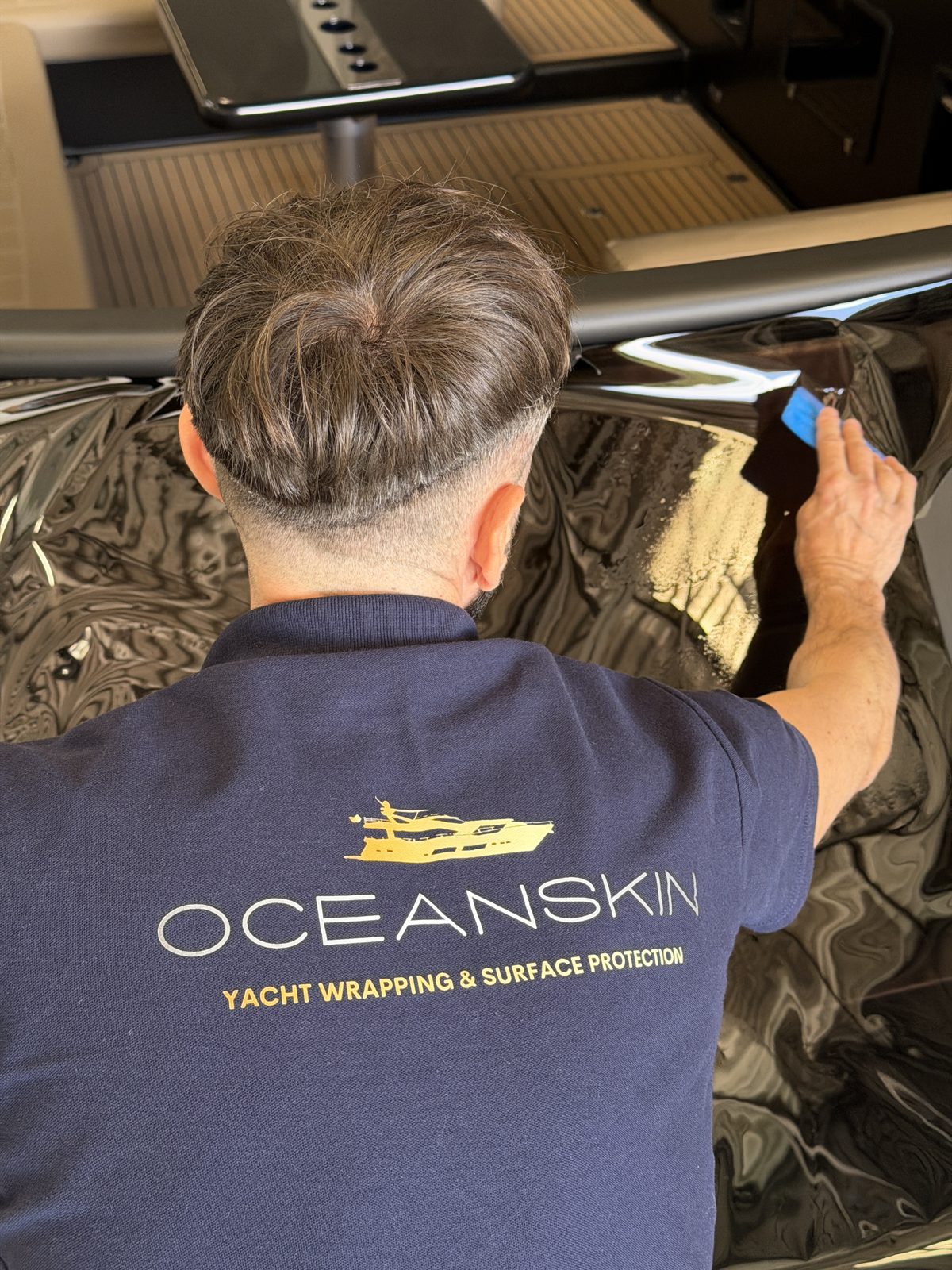 OCEANSKIN Marine Techniker beim Finish einer Hochglanzoberfläche