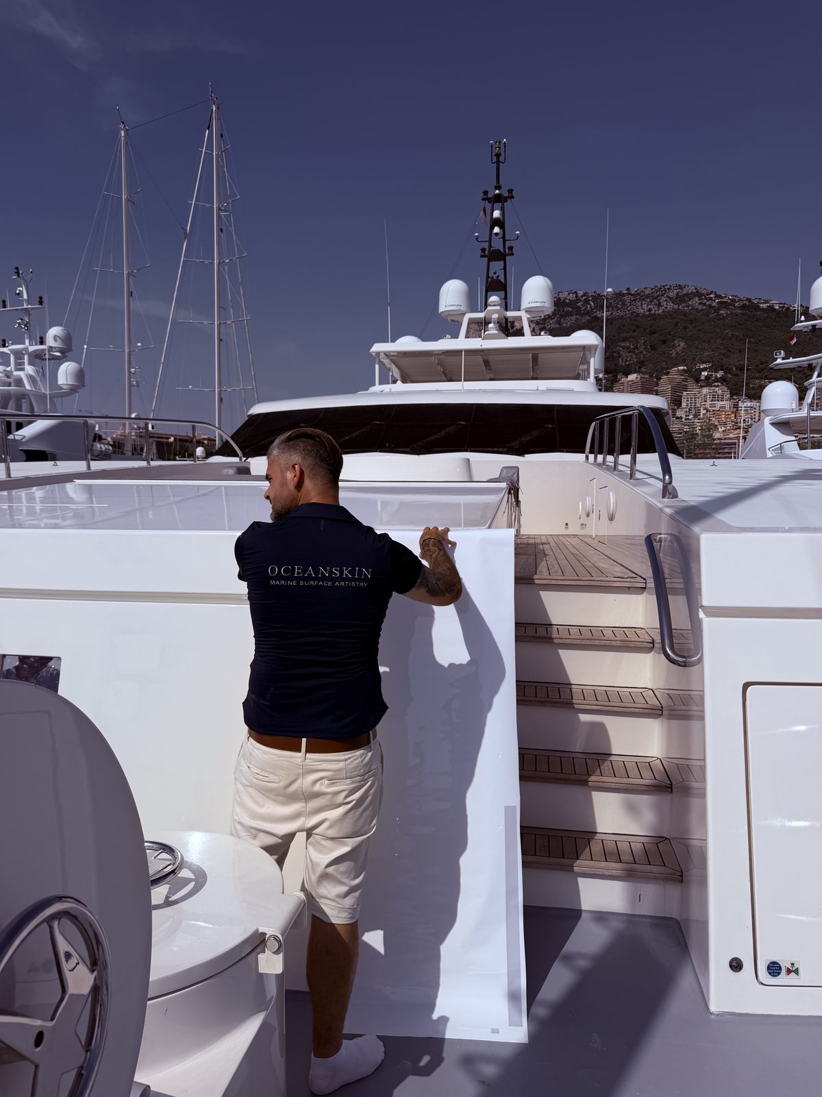OCEANSKIN Marine Techniker bei der Applikation von Schutzfolie an Deck