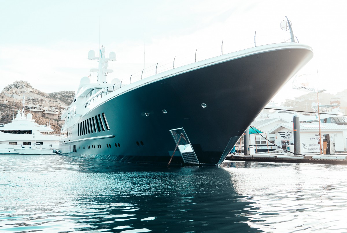 Superyacht am Liegeplatz — Titelbild des Fachbeitrags bei SuperyachtNews